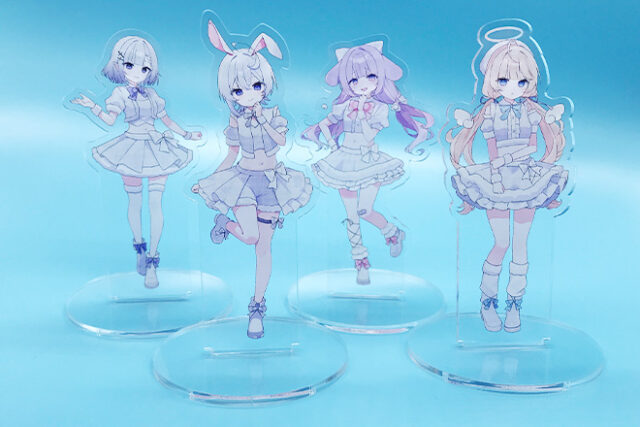 やわらかな色彩と4人の笑顔が魅力のアクリルスタンド
