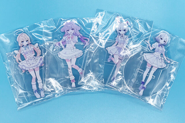 やわらかな色彩と4人の笑顔が魅力のアクリルスタンド