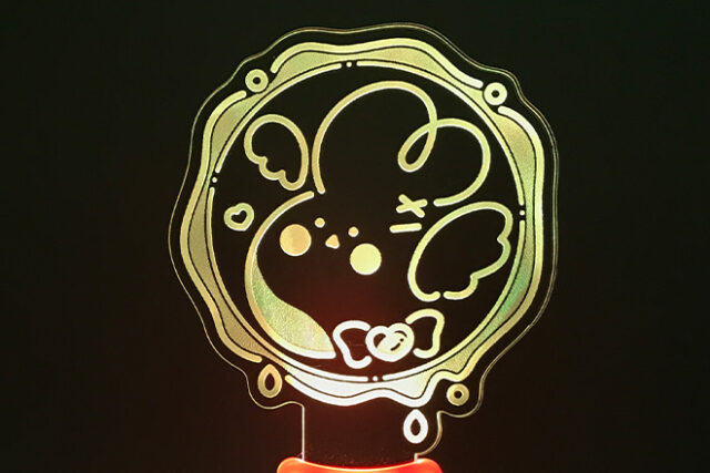 手描き風のやさしい曲線が魅力のアクリルペンライト