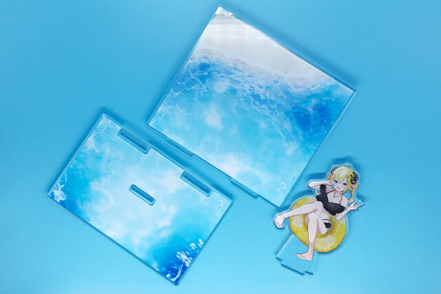 浮き輪に座る女の子と海をイメージしたデザインのジオラマスタンド