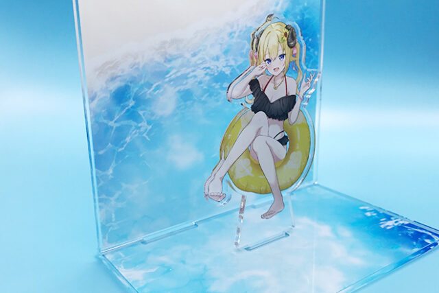 浮き輪に座る女の子と海をイメージしたデザインのジオラマスタンド