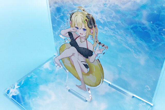 浮き輪に座る女の子と海をイメージしたデザインのジオラマスタンド