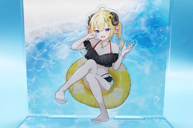 浮き輪に座る女の子と海をイメージしたデザインのジオラマスタンド