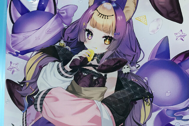 神秘的な紫と美麗なイラストが魅力のフックスタンド