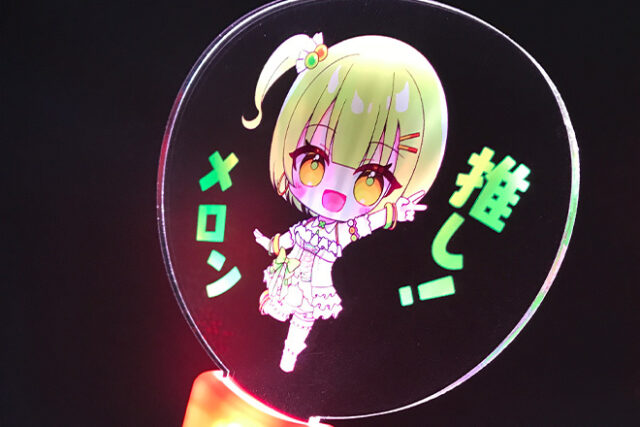 ピンクグリップがキャラクターデザインと調和するペンライト