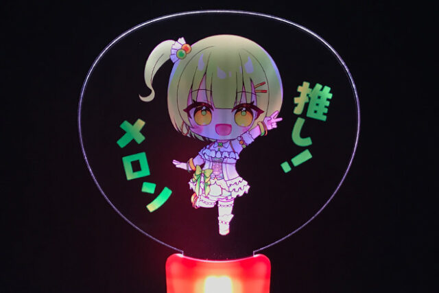 ピンクグリップがキャラクターデザインと調和するペンライト