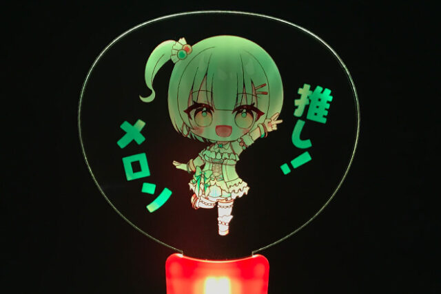 ピンクグリップがキャラクターデザインと調和するペンライト