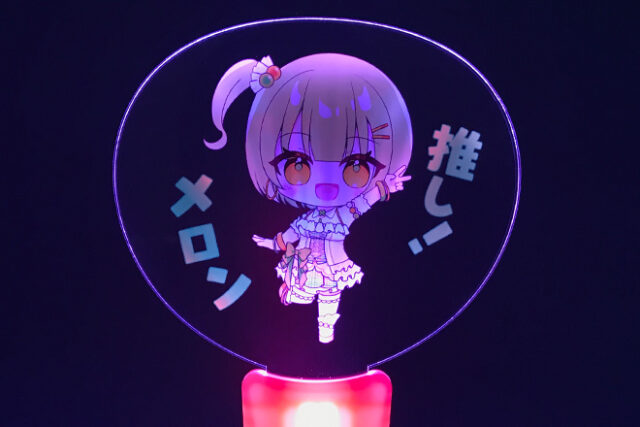 ピンクグリップがキャラクターデザインと調和するペンライト