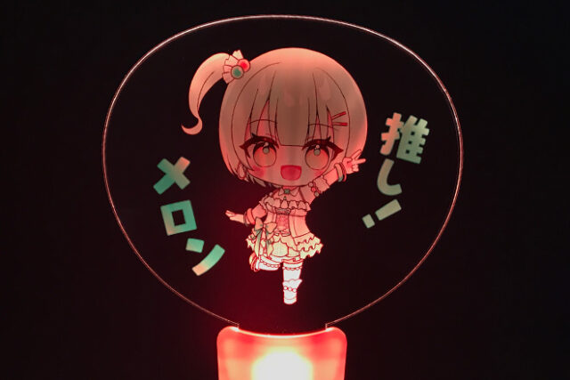 ピンクグリップがキャラクターデザインと調和するペンライト