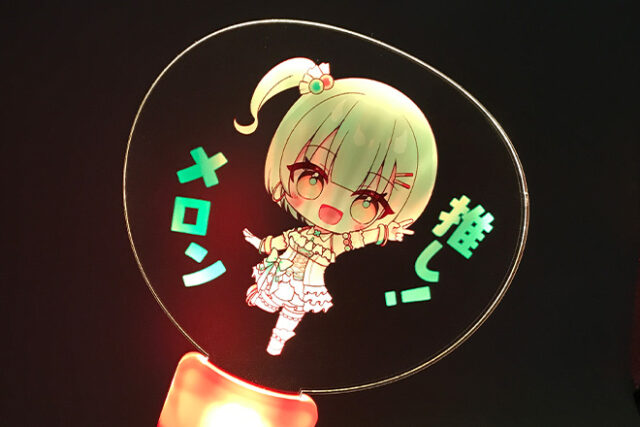 ピンクグリップがキャラクターデザインと調和するペンライト
