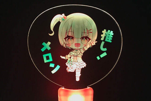 ピンクグリップがキャラクターデザインと調和するペンライト