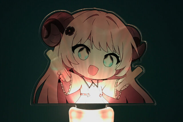 ツノのある女の子が楽しげに輝くアクリルペンライト