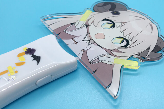 ツノのある女の子のイラストが楽しげに輝くアクリルペンライト