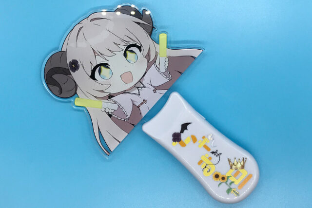 ツノのある女の子のイラストが楽しげに輝くアクリルペンライト