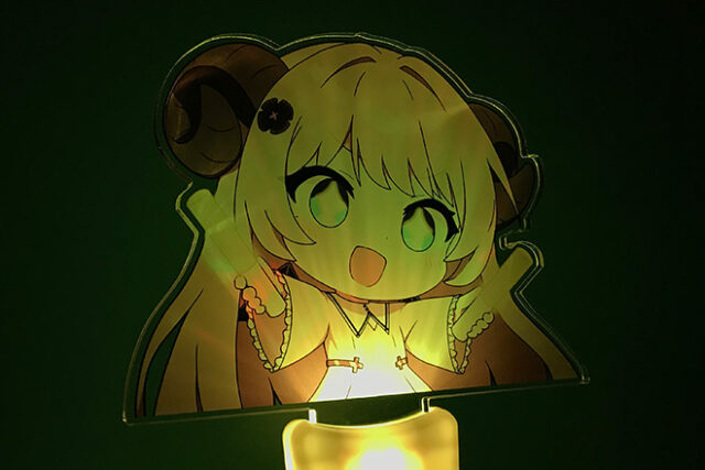 ツノのある女の子のイラストが楽しげに輝くアクリルペンライト