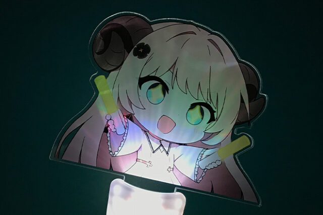 ツノのある女の子のイラストが楽しげに輝くアクリルペンライト