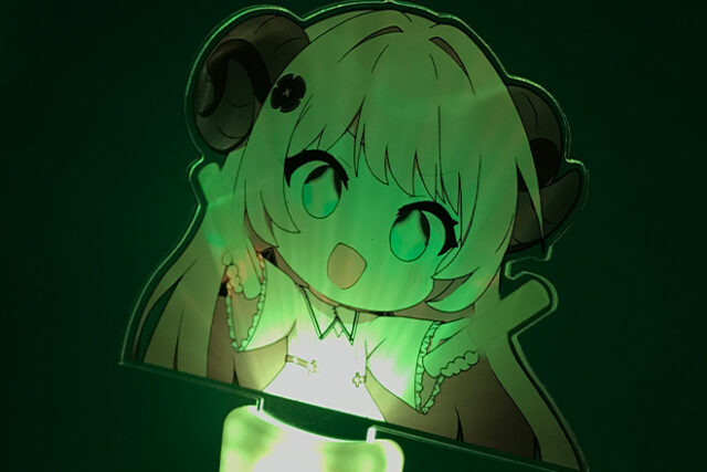 ツノのある女の子のイラストが楽しげに輝くアクリルペンライト
