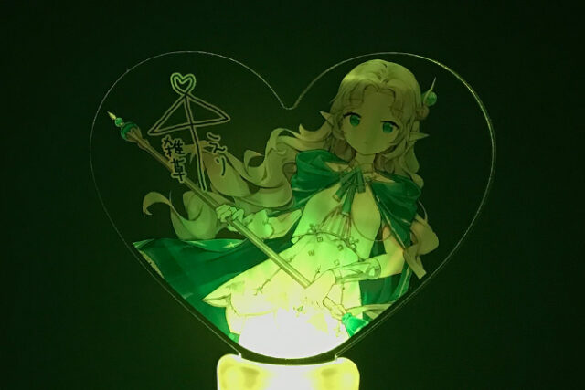 緑のマントが幻想的に輝くハート型のペンライト
