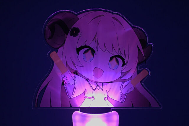 ツノのある女の子のイラストが楽しげに輝くアクリルペンライト