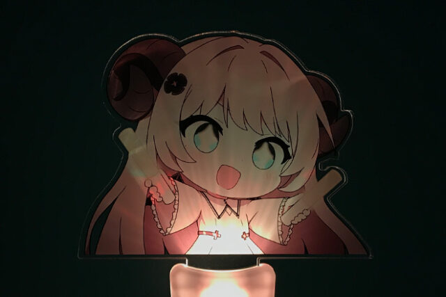 ツノのある女の子のイラストが楽しげに輝くアクリルペンライト
