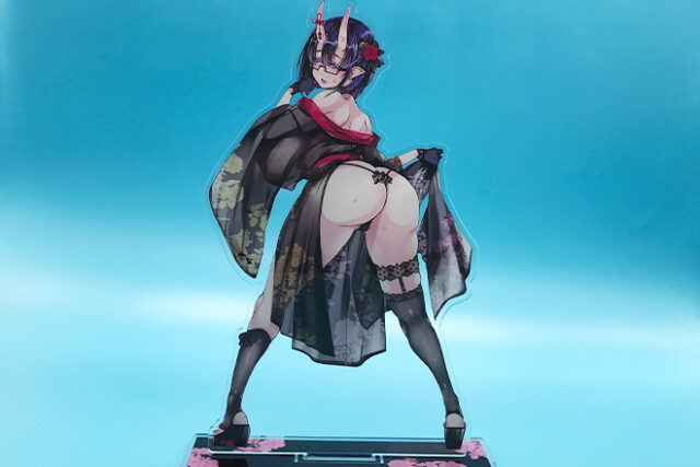 艶やかな女性と透明感のある着物が美しいアクリルスタンド（プレートタイプ）