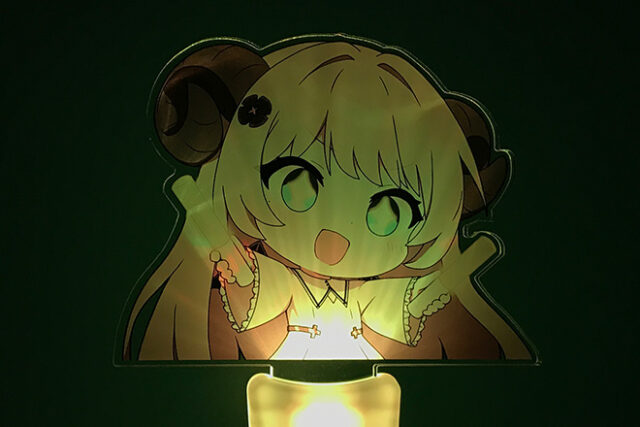 ツノのある女の子のイラストが楽しげに輝くアクリルペンライト