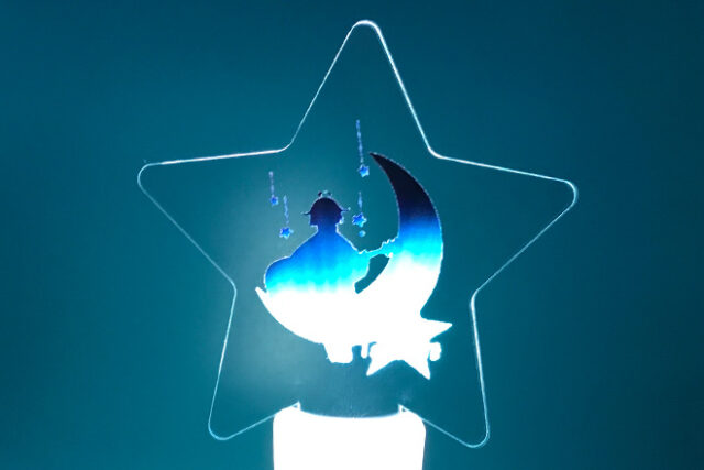 ギターを奏でるシルエットが描かれた星形ペンライト