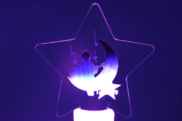 ギターを奏でるシルエットが描かれた星形ペンライト