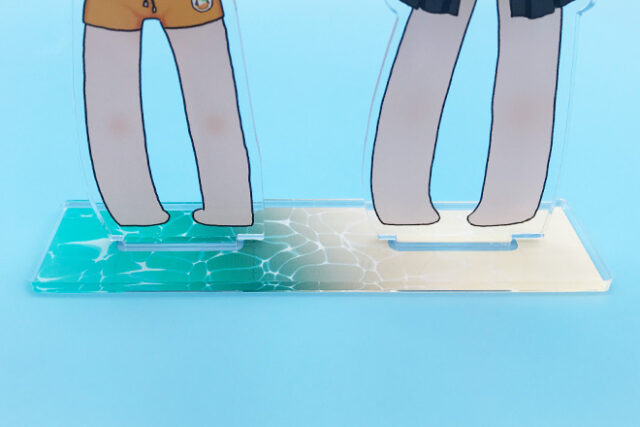 白浜と水着姿の女の子たちを大きく飾るLサイズアクリルスタンド