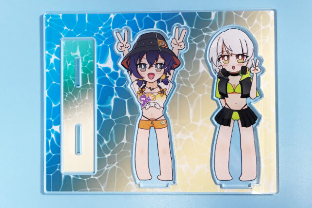 白浜と水着姿の女の子たちを大きく飾るLサイズアクリルスタンド