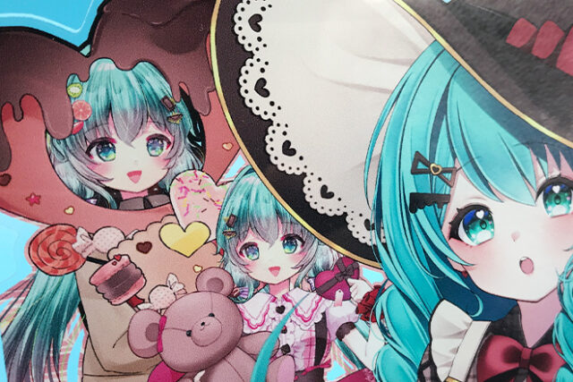 女の子たちを鮮やかにデザインしたMサイズのスマホスタンドド