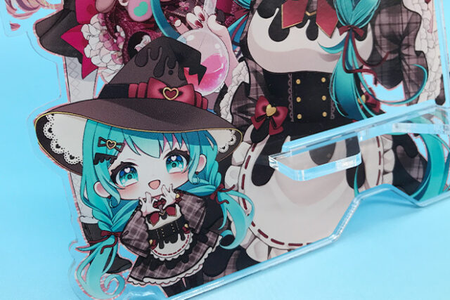 女の子たちを鮮やかにデザインしたMサイズのスマホスタンド