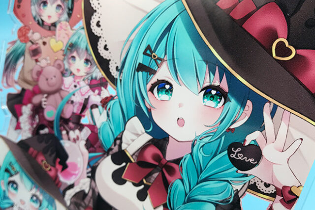 女の子たちを鮮やかにデザインしたMサイズのスマホスタンド