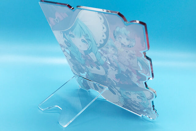 女の子たちを鮮やかにデザインしたMサイズのスマホスタンド