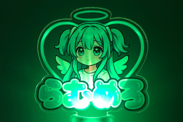幻想的に輝く天使のイラストが魅力の水色グリップペンライト