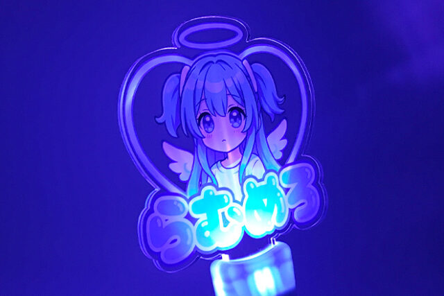 幻想的に輝く天使のイラストが魅力の水色グリップペンライト