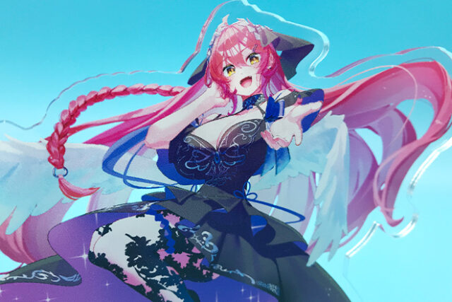 美しく描かれた女性イラストが映えるアクリルスタンド(プレートタイプ)