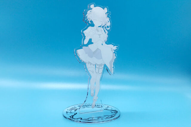 透明感あふれるドレス姿の女性を描いたアクリルスタンド