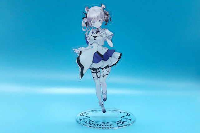 透明感あふれるドレス姿の女性を描いたアクリルスタンド