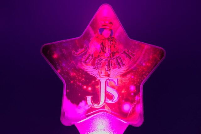 黒と金の配色が豪華！デザインが際立つ星型立体ペンライト