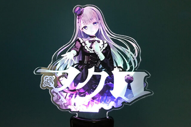 なびく髪が美しい女性を描いたオリジナル型アクリルペンライト