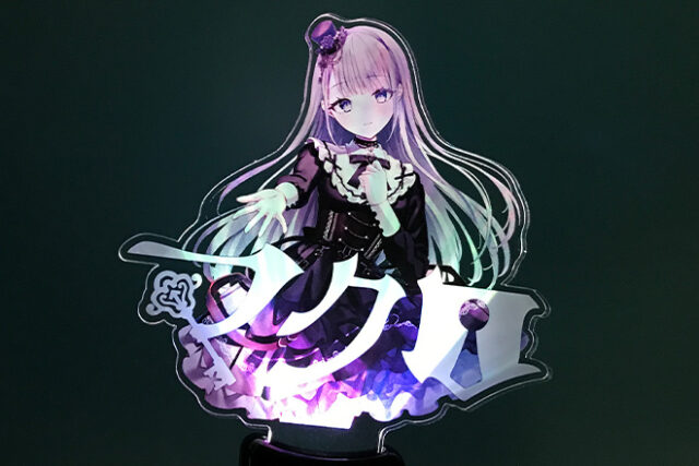 なびく髪が美しい女性を描いたオリジナル型アクリルペンライト
