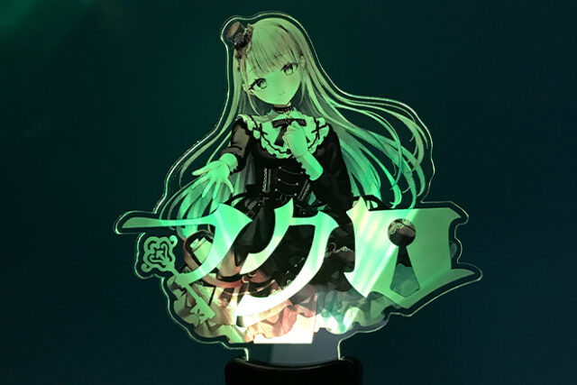 なびく髪が美しい女性を描いたオリジナル型アクリルペンライト