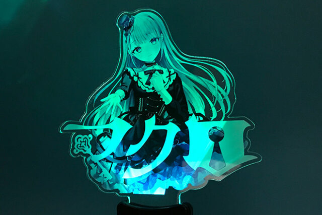 なびく髪が美しい女性を描いたオリジナル型アクリルペンライト