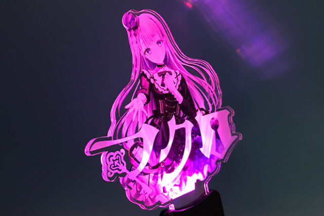 なびく髪が美しい女性を描いたオリジナル型アクリルペンライト