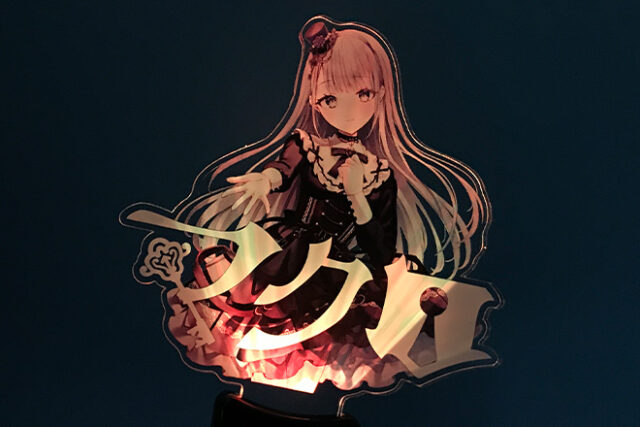 なびく髪が美しい女性を描いたオリジナル型アクリルペンライト