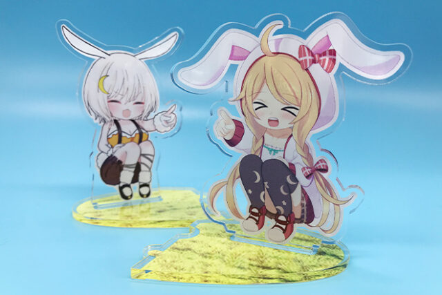 草原で談笑するウサ耳少女を描いたアクリルスタンド