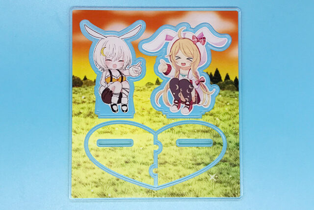 草原で談笑するウサ耳少女を描いたアクリルスタンド