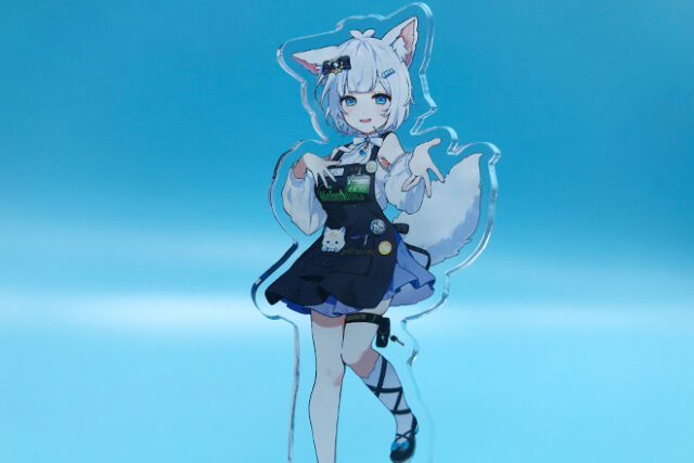 動物の耳と尻尾が愛らしい女の子を描いたアクリルスタンド