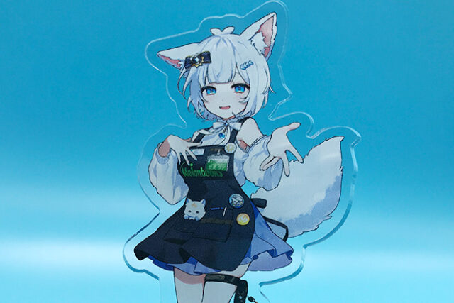 動物の耳と尻尾が愛らしい女の子を描いたアクリルスタンド